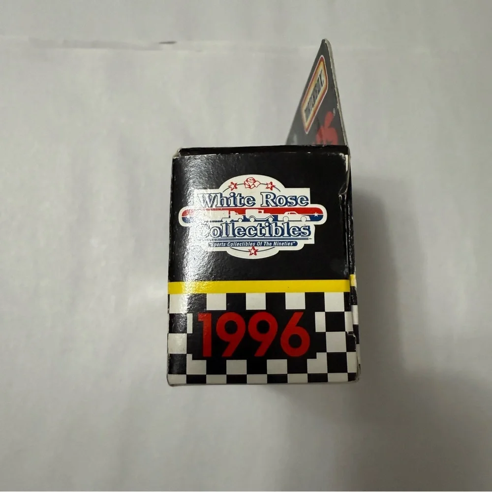 Matchbox Racing Superstars Limited Edition Car 1996 Jeff Gordon #24 Dupont 1:64